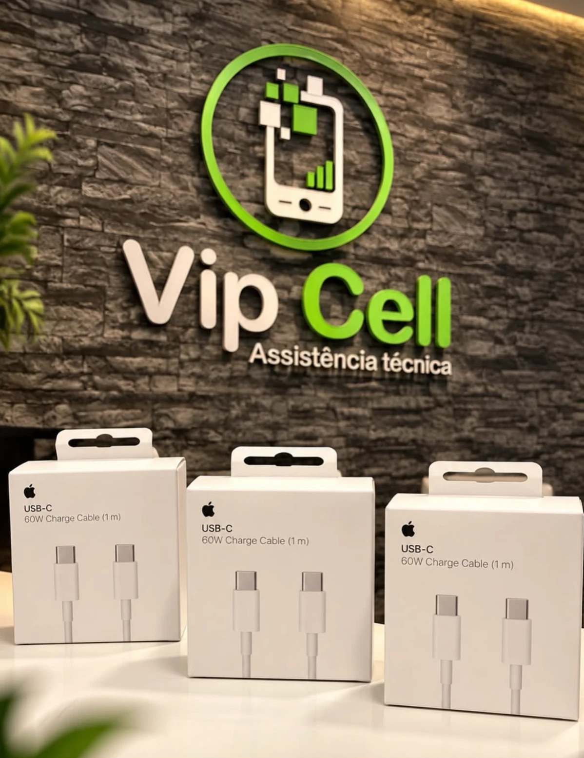 Cabos USB-C originais de 60 W em frente ao logo da Vip Cell